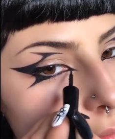 Eyeliner Inspo Goth, Graphic Eyeliner Ideas Goth, Goth Eyeliner Designs, Alt Liner, Goth Liner, Goth Makeup Eyeliner, Graphic Eyeliner Goth, Goth Graphic Liner