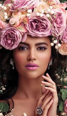 Costume Fleur, Harpers Bazar, Black Pinterest, Floral Headdress, Woman With Flowers, Flowers In Her Hair, Floral Headpiece, Spring Jewelry, Foto Art