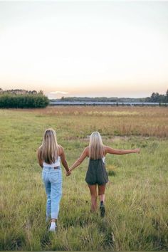 Cute Sister Pictures, Sisters Photography Poses, Ally Rose, Bestie Photoshoot, Bff Things, Friends Picture, Sister Photography, Sister Poses, Friendship Photoshoot