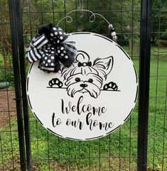 a sign that says welcome to everyone with a dog on it