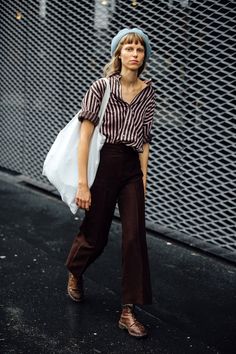 See what the models are wearing off-duty in Milan! Day 5 – Of The Minute Rok Midi, Sandal Tali, Dark Academia Fashion, Academia Fashion, Looks Street Style, Fashion Pieces, Moda Vintage, 가을 패션