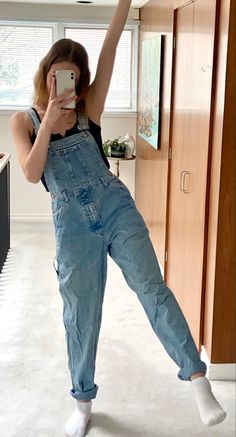 Cute Jean Overall Outfits, Casual Outfits Overalls, Overalls Outfit Fall Aesthetic, Dungree Styles Jeans, Dungree Styles Fashion, Garment Friendly Outfits Lds, Outfits Estilo Vintage, Jardinera Outfit, Overall Summer Outfit