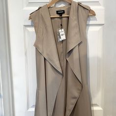 Express Sleeveless Wrap Trench Coat Tan Size L Elegant Sleeveless Outerwear For Layering, Elegant Sleeveless Spring Outerwear, Sleeveless Summer Vest, Sleeveless Fall Workwear Outerwear, Sleeveless Outerwear For Fall Workwear, Sleeveless Beige Outerwear For Work, Beige Sleeveless Outerwear For Work, Chic Sleeveless Outerwear For Work, Chic Sleeveless Outerwear For Daywear