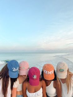 college hats on the beach / picture ideas / friend pictures / best friend / beach picture ideas / summer aesthetic / summer 2022 Summer Hats Aesthetic, Spring Break Friends Photo Ideas, Senior Beach Trip, College On The Beach, Sorority Beach Pictures, Senior Trip Aesthetic, Senior Week Beach, Beach Photo Ideas For Friends, College Acceptance Aesthetic