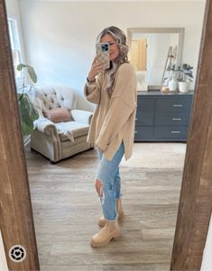 Fall Outfit With Chelsea Boots, Cute Summer Fall Outfits, 60 Degree Fall Outfit, Oversized Sweater Jeans Outfit, Cute Fall Mom Outfits 2024, Oversized Jeans Outfit Winter, Womens Outfits For Winter, Cute Mom Fall Outfits, Women Casual Winter Outfits