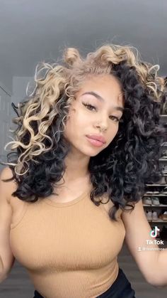 Black Hair With Blonde Patch, Blond And Brown Curly Hair, Curly Hair Peekaboo Highlights, Curly Hair Peekaboo, Skunk Stripe Hair Curly, Blonde Patch Curly Hair, Curly Hair Money Piece, Curly Hair Peekaboo Color