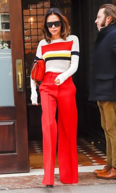 Victoria Beckham Dress Style, Victoria Beckham Trousers, Victoria Beckham Style Casual Chic, How To Style Red Pants, Red Trousers Outfit Classy, Victoria Beckham Winter Style, Victoria Beckham Street Style, Viktoria Beckham