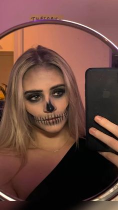 Halloween Makeup Girl, Skeleton Makeup Looks, Easy Skeleton Makeup, Skeleton Face Makeup, Skeleton Makeup Tutorial, Halloween Skeleton Makeup, Skull Makeup Tutorial, Easy Halloween Makeup, Quick Halloween Costumes