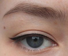 Drooping Eyelids, Permanente Make-up, Tutorial Eyeliner, Eyeliner For Hooded Eyes, Droopy Eyelids, Eyeliner Hacks, Permanent Eyeliner, Eyeliner For Beginners