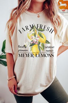 Dive into summer with farm-fresh meyer lemons, indulge in the softness of a Comfort Colors t-shirt. Whether paired with shorts for a beach day or dressed up with a skirt for a sunset soirée, this summer staple exudes both comfort and farmcore flair. 𝔻𝔼𝕋𝔸𝕀𝕃𝕊 Comfort Colors 1717 T-Shirt 💗Fabric content: 100% Cotton 💗Feel: luxe thick garment-dyed cotton 💗Fit: oversized unisex fit - Models are wearing XL Gildan 5000 T-Shirt 💗Fabric content: 100% Cotton; heathered colors have added polyest White T-shirt With Lemon Print For Summer, Summer Cotton Shirt For Brunch, Relaxed Fit T-shirt With Fruit Print For Spring, Spring Graphic Print T-shirt For Brunch, Summer Graphic Print T-shirt For Brunch, Spring Brunch Graphic Print T-shirt, Summer Graphic Tee For Brunch, Yellow T-shirt With Lemon Print For Spring, Summer Cotton T-shirt For Brunch