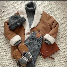 Camel Outfits, Bag Outfit, Outfit Plan, Uggs Outfit, Fashion Trends Winter, Fashion Wishlist, Vogue Fashion, Shearling Jacket, Street Chic