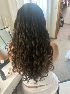 Natural Loose Curly Hair, Healthy Wavy Hair Aesthetic, Volume Hair Curly, Brown 2c Hair, Natural Wavy Brown Hair, 2c Long Hair, Long Haircut Curly Hair, Curly Brown Hair Aesthetic, Curly Hair Cuts For Women