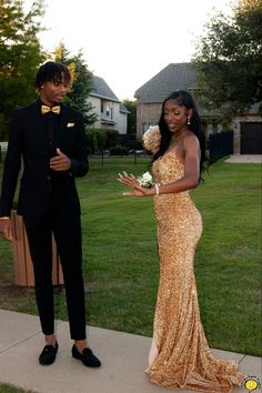 2k24 Prom, Prom Outfits For Couples, Gold Prom Suit, Prom Couples Outfits, Couple Prom, Hoco Inspo, Senior Szn, Prom Goals, Prom Photoshoot