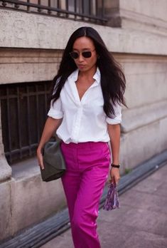 With white shirt, black clutch and sunglasses Pink Trousers, Outfits Fall, Look Plus, Work Fashion, Outfits Casuales