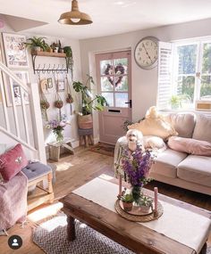 Romantic Country Living Room, Cottagecore Home Decor Living Room, Pink Cottagecore Living Room, Cute Pink Living Room, Pink Cottagecore Room, Romantic Cottage Decor, Cottage Core Living Room, Salons Cottage, Cottagecore Living Room