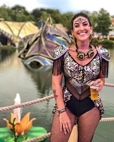 Tomorrow Land Outfit, Outfit Tomorrowland, Outfits Europa, Tomorrowland Outfit, Rave Ideas, Afrika Burn, Tomorrow Land, Clubbing Outfit, Rave Fits