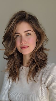 5 Quick and Gorgeous Bun Styles for Busy Mornings Sharp Features Women, Newyork Streetstyle, Jayne Matthews, Oval Face Hairstyles, Haircuts For Wavy Hair, Hippie Vibes, Retro Styles, Hair Women, Dwayne Johnson