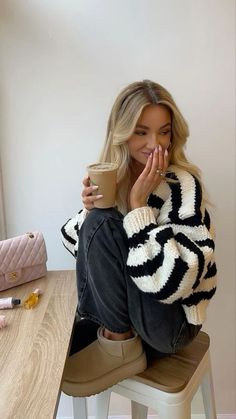 Vanilla Fall Outfits, Winter Coffee Shop Outfit, Trendy Striped Chunky Knit Sweater, Trendy Oversized Striped Cardigan, Winter Outfit Inspo Casual, Dresscode School Outfits, Fall Outfits Women Aesthetic, Winter Outfits For Paris, Warm School Outfits