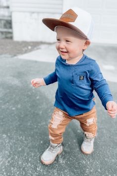 Media Source: https://www.instagram.com/p/CZK3HN3Lvo8/ Mamas bubba 🖤 Outfit deets: Hat, top, boots nor_rin_and_rhy [KADE] Jeans littleloveskids [KADE] • • • • • #babyfashion #babyfashionista #toddlerfashion #toddlerfashionistas #babyrep #brandrep #trendingbaby #cutetoddlers #cutebaby #babyfashionblogger #ragstoraches ( #📷 @lifewithkade ) Hipster Baby Boy Outfits, Toddler Western Outfit Boy, Baby Boy Jean Overalls Outfit, Hipster Toddler Boy, Hipster Toddler, Baby Fashionista, Hey Dudes, Hey Dude