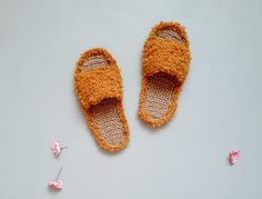 These cute fluffy slippers are made of natural raffia.The top of the shoe is curly.I used 35% wool.They assume the presence of a gift for a mother, sister, stepmother.For your wedding day, birthday or Valentine's Day100% hemp eco slippers.You will see a more detailed size in the third image.* Details ** Each pair is made of high quality and good material:* 100% hemp linen *Top slipper 35% wool* The sole is microporous, stitched and glued, very strong and durable.* Slippers are sewn by me manuall Frog Slippers, Handmade Slippers, Fluffy Slippers, Fuzzy Slippers, Home Slippers, Warm Slippers, Slippers Women, Step Mother, Cute Frogs