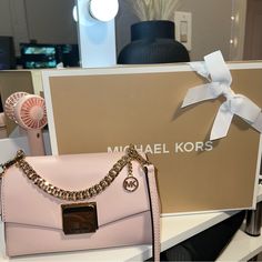 Small Pink Crossbody Brand New Never Worn Comes With Box And Tag Michael Kors Mercer, Mk Purse, Bags Michael Kors, Girly Bags, Drawstring Bucket Bag, Michael Kors Crossbody, Black Leather Crossbody Bag, Crossbody Clutch, Pink Blush