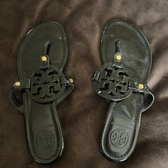 Tory Burch Classic Black Flat Logo Sandals. Very Comfy! Black Tory Burch Sandals, Flat Logo, Tory Burch Sandals, Tory Burch Miller Sandal, Black Flats, Tory Burch Shoes, Pretty Good, Black Sandals, Classic Black