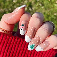 Without the time, damage,or more expense, Christmas White Snowman Medium Oval Press On Nails give you a perfect, non-damaging manicure in seconds for a fraction of the salon cost. Blue Christmas Nails, Nail Art Noel, Snowman Nails, December Nails, Christmas Nails Easy, Christmas Gel Nails, Christmas Nail Art Designs, Snowflake Nails