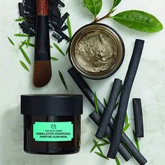 The Body Shop Brand New Face Mask Diy Charcoal Mask, Charcoal Mask Benefits, Drawing With Charcoal, Honey Face Mask, Tumeric Face Mask, Body Shop At Home, Charcoal Face Mask, Green Tea Mask, Glow Mask