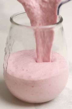 This easy keto smoothie recipe only requires 4 simple ingredients, plus I give additional options to kick it up a notch. A smoothie is the best way to get in a quick breakfast first thing in the morning. Cheesecake Keto, Keto Breakfast Smoothie, Cheesecake Smoothie, Recipe Low Carb, Keto Smoothie, Sweet Smoothies, Keto Smoothie Recipes, Creamy Smoothies, Low Carb Fruit