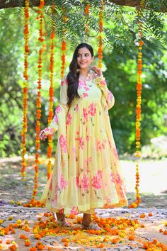 PRODUCT DESCRIPTION :-Presenting Yellow floral Printed chiffon tiered pattern Anarkali with matching Chiffon dupatta and cotton Pants . The Yellow shade of the Anarkali and Floral Print is perfect pick for your ethnic wardrobe . Anarkali :- Chiffon Pant :- CottonDupatta :- ChiffonClosure Used:- Side zipColor:- YellowCare Instructions :- Dry clean onlyModel Size :- Model is wearing XS sizeModel Height :- 5.6''DISCLAIMER :- Slight color variations may occur due to different screen resolution. Bohemian Georgette Anarkali Set For Diwali, Bohemian Georgette Anarkali Set With Printed Motifs, Bohemian Georgette Anarkali Set For Festivals, Bohemian Anarkali Set With Printed Motifs, Bohemian Anarkali Set In Georgette With Floral Print, Bohemian Anarkali Set With Floral Print In Georgette, Bohemian Georgette Anarkali Set With Floral Print, Chiffon Pants, Yellow Daisy