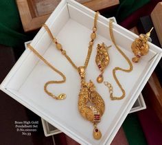 Latest Gold Necklace Designs, Latest Gold Necklace, Gold Jwellary, Gold Pendant Necklace Jewellery, Crochet Cable Knit, Gold Mala, Netted Blouse Designs, Recipes Snacks, Modern Gold Jewelry