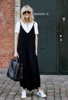 Transition your summer dresses into fall with these stylish outfit ideas for layering T-shirts | /blamefashion/ blogger in white blouse and sneakers, black maxi dress T Shirt Under Dress, Shirt Under Dress, Dress And Sneakers Outfit, Friday Outfit, Diy Vetement, Skirt And Sneakers, Popular Outfits, Under Dress