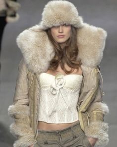 Runway Fashion Couture, Runway Outfits, Model Aesthetic, Ermanno Scervino, Fur Hat, Looks Vintage