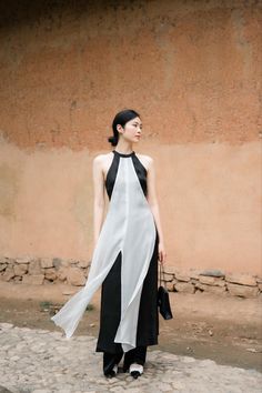 Casual Ao Dai, Modern Ao Dai Fashion Street Styles, Black Women Prom Dresses, Black Women Prom, Modern Ao Dai, Prom Dresses Black Women, Vietnamese Fashion, Women Prom Dresses, Dresses Black Women