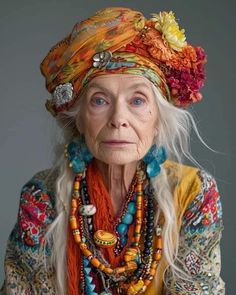 Old Lady Portrait, Advanced Style Boho, Bohemian People, Eccentric Style, Artsy Outfit, Mode Hippie, Estilo Hippie, Eclectic Fashion