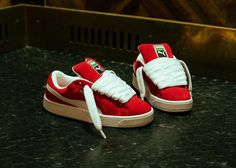 Après des débuts remarqués grâce à la collaboration avec Pleasures, la Puma Suede XL se décline à présent dans une belle variété de nuances. La For All Time Red est l'une des plus puissantes. D'ailleurs, Red Puma Suede, Nike Sb Shoes, Urban Shoes, Puma White, Shoe Inspiration