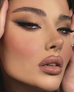 Makeup For Yellow Dress Wedding, Winter Makeup Aesthetic, Sultry Eye Makeup, Maquillage On Fleek, Holiday Makeup Looks, Makeup Shades, Eye Makeup Pictures, Photoshoot Makeup, Fancy Makeup