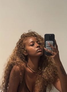 Justine Skye Hair, Girls With Curly Hair, Acting Headshots, Hair Make Up Ideas, Pretty Dark Skin, Flat Iron Hair, Hair Goal, Honey Brown Hair, Justine Skye