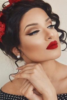 Maquillage Pin Up, Makeup Bibir, Wedding Makeup Vintage, Makeup Cantik, Black Eye Makeup, Makeup Tip, Stylish Makeup, Eye Makeup Styles, Dramatic Eye Makeup