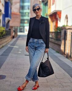 Carmen in blazer and jeans | 40plusstyle.com Mode Over 50, Stylish Outfits For Women Over 50, 60 Fashion, Casual Chic Outfit, Fashion Over 50, 50 Fashion, Business Casual Outfits