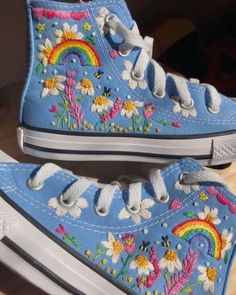 Converse With Embroidery, Shoe Embroidery Ideas, Converse Embroidery Ideas, Embroidered Shoes Diy, Converse Embroidery, Cute Converse Shoes, Shoe Painting, Painting Shoes, Embroidered Sneakers