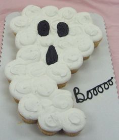 there is a decorated cookie on top of a sheet cake that says booooo