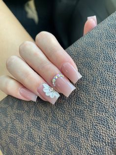 Nail Ideas Rhinestones Simple, Nails Short Latina, Nails For Damas, Short Nail Gel Polish Ideas, Simple Quince Nails Short, Acrylic Nail Designs Latina, Quince Dama Nails, Graduation Nail Inspo Short, Spanish Tips Nails