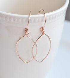 Beautiful and dainty, petal shaped 14K rose gold filled wire earrings hang about 2 inches and are lightly hammered. Very lightweight! Everyday Earrings Simple, Flower Petal Earrings, Rose Gold Drop Earrings, Silver Metal Clay, Petal Earrings, Purple Gift, Earrings Flower, Earrings Simple, Gold Earrings Designs