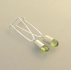 Peridot Jewelry, Contemporary Earrings, Peridot Earrings, Earrings Hoops, Green Stones, Contemporary Jewellery, Contemporary Jewelry, Modern Jewelry, Metal Jewelry