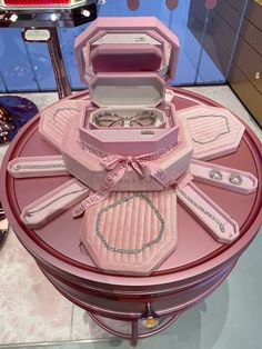 #kesfet Cristiano Jr, Mr And Mrs Smith, Luxury Baby Gifts, Bridal Gift Wrapping Ideas, Pretty Pink Princess, Ulzzang Makeup, Nike Fashion Shoes, Boutique Interior Design, Vegas Outfit