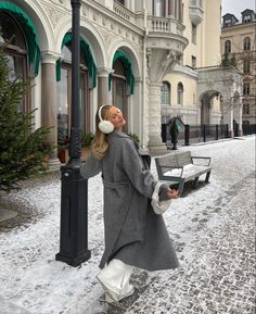 Dublin Travel Outfits, Krakow Outfit Winter, Nyc Pic Inspo Winter, Nyc Christmas Aesthetic Outfits, White Dr Martens Outfit Winter, Ohrenwärmer Outfit, London Fits Winter, Vienna Winter Outfit, London Christmas Outfit