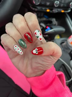 Disneyland Nails Christmas, Mickey Christmas Nails Design, Disney Christmas Nails Short, Disney Christmas Nails Simple, Christmas Disney Nail Designs, Disneyland Christmas Nails, Thanksgiving Disney Nails, Disney Christmas Nails Acrylic, Holiday Disney Nails