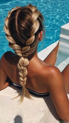 Get ready for summer with these pool hairstyle ideas for long, short, cute, curly hair, and everything in between! Whether you have medium hair or love quick and easy styles, these hairstyles are perfect for swimming and protecting your hair. Stay stylish and cool all season long with these easy and protective summer hair ideas. Summer Hair Ideas, Cute Curly Hair, Mama Hair, Pool Hair, Swimming Hairstyles, Hairstyles Beach, Pool Hairstyles, Hair Starting, Beach Hairstyles