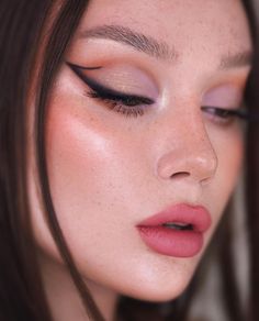 New Year Makeup Looks, Graphic Eyeliner Makeup, Eyeliner Makeup Looks, New Year Makeup, Blend Eyeshadow, Graphic Eyeliner